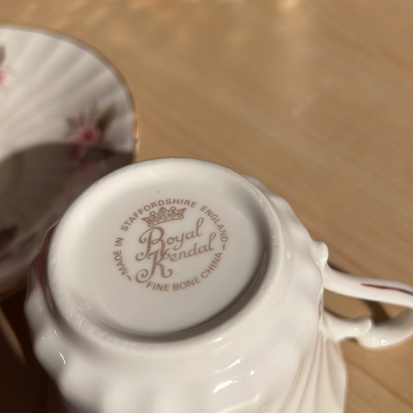 Vintage Royal Kendal Fine Bone China, Teacup and Saucer, Made in England - Picture 2 of 2